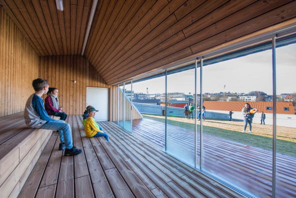 Baunetz, Meldungen, Architektur, architecture, Biberach, i+R Industrie- und Gewerbebau, Jugendzentrum, Jugendhaus, Freizeit, Beteiligung, Jugendliche, Holz, Beton, Asymetrie, Terrasse, Simon Gallus, Beat Schiltknecht