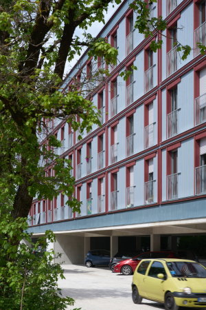 Baunetz, Meldung, Architektur, architecture, Mnchen, Deutschland, Munich, Germany, Florian Nagler, Stelzenhaus, Dantebad, Wohnen, Parkplatz, Parkplatzberbauung, Sttzen, Sulen, columns, parking, residential, carpark, GEWOFAG, Stefan Mller-Naumann, sozialer Wohnungsbau, Geflchtete, Flchtlinge, Migranten, refugees, Laubengang, Laubenganghaus, Holz, wood, Vorfertigung, Standardisierung, Farbe, colour, prefabrication, piloti