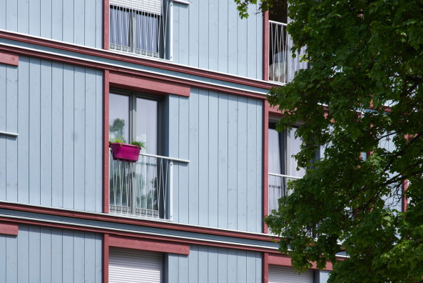 Baunetz, Meldung, Architektur, architecture, Mnchen, Deutschland, Munich, Germany, Florian Nagler, Stelzenhaus, Dantebad, Wohnen, Parkplatz, Parkplatzberbauung, Sttzen, Sulen, columns, parking, residential, carpark, GEWOFAG, Stefan Mller-Naumann, sozialer Wohnungsbau, Geflchtete, Flchtlinge, Migranten, refugees, Laubengang, Laubenganghaus, Holz, wood, Vorfertigung, Standardisierung, Farbe, colour, prefabrication, piloti