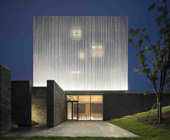 baunetz, architektur, architecture, china, snaghai, suzhou, chapel, kapelle, suzhou chapel, kanalstadt, zehn-millionen-stadt, yangcheg, neri Hu architekten, neuabu, kirche, sakralbau, kennzeichen, wei, metallkubus, kubus, cube, podest, ziegelmauer, Lyndon Neri, Rossana Hu, hlle. auenhlle, auenschicht, doppeltfassade, metall, haupthalle, mezzanine, holz, satteldach, treppenraum, aussischt, Pedro Pegenaute