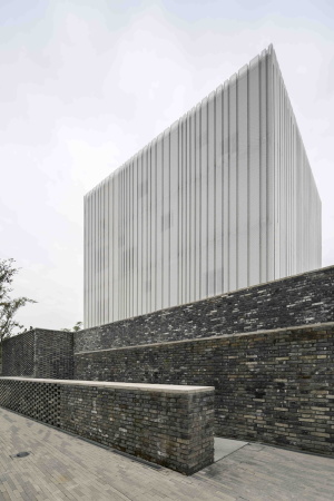 baunetz, architektur, architecture, china, snaghai, suzhou, chapel, kapelle, suzhou chapel, kanalstadt, zehn-millionen-stadt, yangcheg, neri Hu architekten, neuabu, kirche, sakralbau, kennzeichen, wei, metallkubus, kubus, cube, podest, ziegelmauer, Lyndon Neri, Rossana Hu, hlle. auenhlle, auenschicht, doppeltfassade, metall, haupthalle, mezzanine, holz, satteldach, treppenraum, aussischt, Pedro Pegenaute