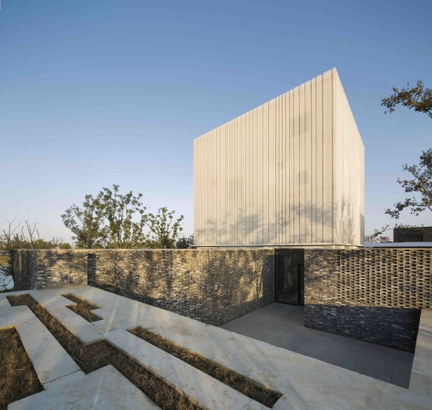 baunetz, architektur, architecture, china, snaghai, suzhou, chapel, kapelle, suzhou chapel, kanalstadt, zehn-millionen-stadt, yangcheg, neri Hu architekten, neuabu, kirche, sakralbau, kennzeichen, wei, metallkubus, kubus, cube, podest, ziegelmauer, Lyndon Neri, Rossana Hu, hlle. auenhlle, auenschicht, doppeltfassade, metall, haupthalle, mezzanine, holz, satteldach, treppenraum, aussischt, Pedro Pegenaute