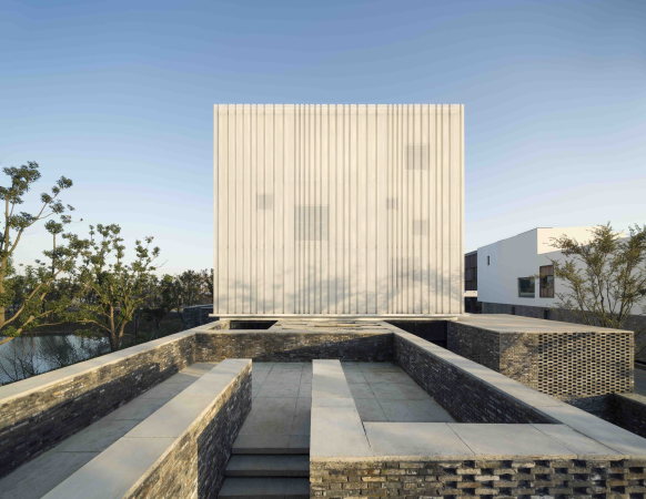 baunetz, architektur, architecture, china, snaghai, suzhou, chapel, kapelle, suzhou chapel, kanalstadt, zehn-millionen-stadt, yangcheg, neri Hu architekten, neuabu, kirche, sakralbau, kennzeichen, wei, metallkubus, kubus, cube, podest, ziegelmauer, Lyndon Neri, Rossana Hu, hlle. auenhlle, auenschicht, doppeltfassade, metall, haupthalle, mezzanine, holz, satteldach, treppenraum, aussischt, Pedro Pegenaute