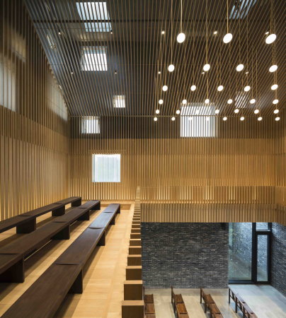 baunetz, architektur, architecture, china, snaghai, suzhou, chapel, kapelle, suzhou chapel, kanalstadt, zehn-millionen-stadt, yangcheg, neri Hu architekten, neuabu, kirche, sakralbau, kennzeichen, wei, metallkubus, kubus, cube, podest, ziegelmauer, Lyndon Neri, Rossana Hu, hlle. auenhlle, auenschicht, doppeltfassade, metall, haupthalle, mezzanine, holz, satteldach, treppenraum, aussischt, Pedro Pegenaute