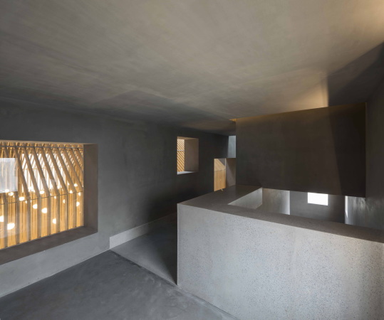 baunetz, architektur, architecture, china, snaghai, suzhou, chapel, kapelle, suzhou chapel, kanalstadt, zehn-millionen-stadt, yangcheg, neri Hu architekten, neuabu, kirche, sakralbau, kennzeichen, wei, metallkubus, kubus, cube, podest, ziegelmauer, Lyndon Neri, Rossana Hu, hlle. auenhlle, auenschicht, doppeltfassade, metall, haupthalle, mezzanine, holz, satteldach, treppenraum, aussischt, Pedro Pegenaute