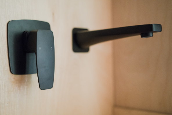 Baunetz, Meldungen, Architektur, architecture, Wales, Paul Miller, Michael Kendrick, Pop Up, Hotel, Cabin, Arthurs Cave, Miller Kendrick Architects, London, Grobritannien, Mini Hotel, Holz, sparsam, klein, All in one