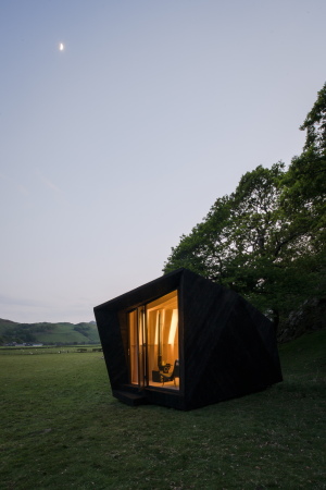 Baunetz, Meldungen, Architektur, architecture, Wales, Paul Miller, Michael Kendrick, Pop Up, Hotel, Cabin, Arthurs Cave, Miller Kendrick Architects, London, Grobritannien, Mini Hotel, Holz, sparsam, klein, All in one