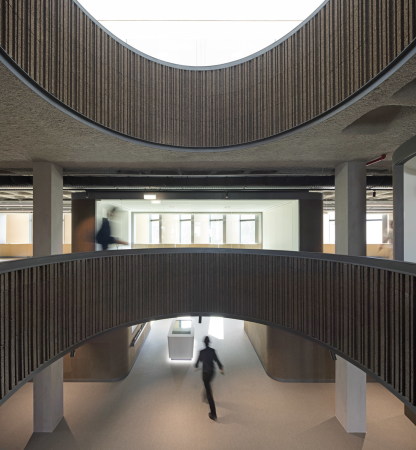 baunetz, architektur, architecture, portugal, bestand, umbau, umnutzung, modernisierung, beton, betonkonstruktion, streetart, kunst, knstler, grafitti, lissabon, lisbon, lumiar, innovationen, iapme, raster, gs1, portugal, kennzeichnungssytem, qr-code, wettbewerb, promontorio, alexandre facto, vhils, brogebude, 80er jahre bau, raster, kassetendecke, sichtbeton, kontrast, verwaltungszentrale, terrasse, groraumbro, betonpatte, glasscheibe, relief, kritik, information, fernando guerra, FG+SG