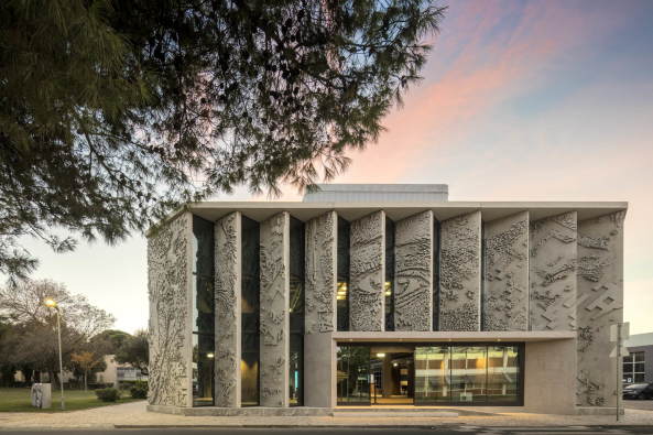 baunetz, architektur, architecture, portugal, bestand, umbau, umnutzung, modernisierung, beton, betonkonstruktion, streetart, kunst, knstler, grafitti, lissabon, lisbon, lumiar, innovationen, iapme, raster, gs1, portugal, kennzeichnungssytem, qr-code, wettbewerb, promontorio, alexandre facto, vhils, brogebude, 80er jahre bau, raster, kassetendecke, sichtbeton, kontrast, verwaltungszentrale, terrasse, groraumbro, betonpatte, glasscheibe, relief, kritik, information, fernando guerra, FG+SG