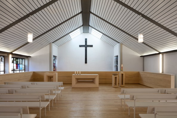 Baunetz, Meldung, Architektur, Halb 4, Mannheim, Kirche, Martinskirche, Arno Klinkenberg, Klinkenberg Architektur, Umbau, Moderne, Werner Huthmacher, Holz, Einbau, Intarsie, Haus im Haus, Church, sakrale Architektur