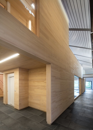 Baunetz, Meldung, Architektur, Halb 4, Mannheim, Kirche, Martinskirche, Arno Klinkenberg, Klinkenberg Architektur, Umbau, Moderne, Werner Huthmacher, Holz, Einbau, Intarsie, Haus im Haus, Church, sakrale Architektur