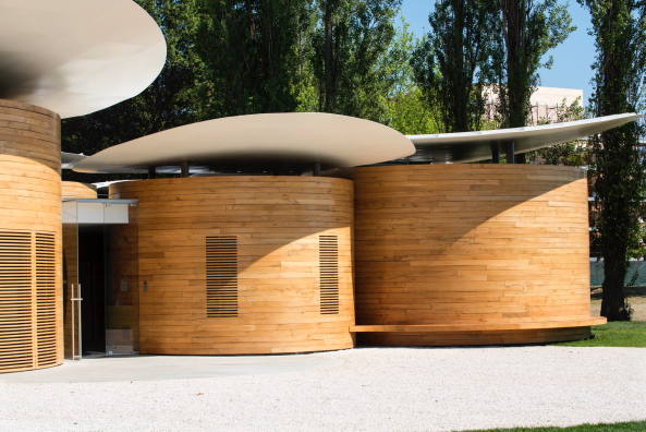 zylinder, holz, musik, schule, musikschule, neubau, energiekonzept, energie, solar, sonne, solarenergie, photovoltaik, rotunde, orchester, proberaum, italien, bologna, Pieve di Cento, architekt, Mario Cucinella, Architects