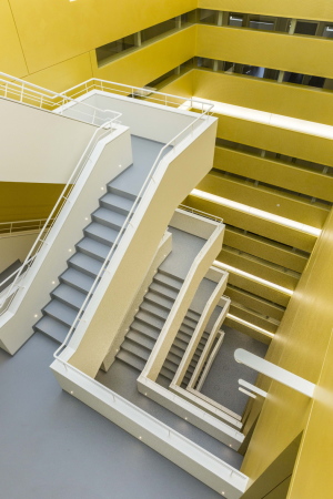 Baunetz, Architektur, Meldungen, Projekte, Deutschland, Stuttgart, Vaihingen, hammeskrause Architekten, DLR, Forschungsgebude, Deutsches Luft- und Raumfahrtzentrum, Laborgebude, Forschungszentrum, Kubus, Lochfassade, Klappschiebelden, Streckmetallfassade, Atrium, silberne Hlle, Dynamik