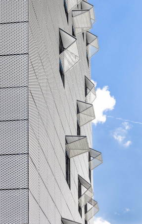 Baunetz, Architektur, Meldungen, Projekte, Deutschland, Stuttgart, Vaihingen, hammeskrause Architekten, DLR, Forschungsgebude, Deutsches Luft- und Raumfahrtzentrum, Laborgebude, Forschungszentrum, Kubus, Lochfassade, Klappschiebelden, Streckmetallfassade, Atrium, silberne Hlle, Dynamik