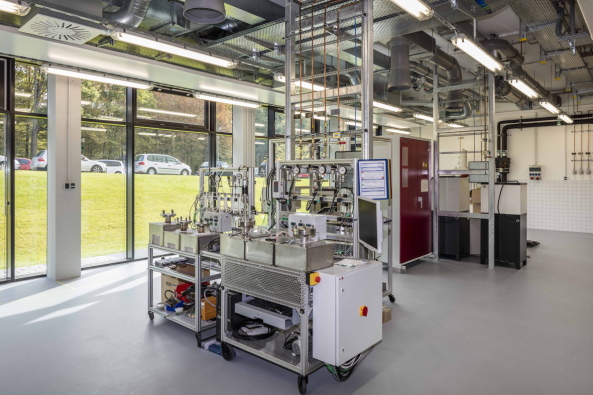 Baunetz, Architektur, Meldungen, Projekte, Deutschland, Stuttgart, Vaihingen, hammeskrause Architekten, DLR, Forschungsgebude, Deutsches Luft- und Raumfahrtzentrum, Laborgebude, Forschungszentrum, Kubus, Lochfassade, Klappschiebelden, Streckmetallfassade, Atrium, silberne Hlle, Dynamik