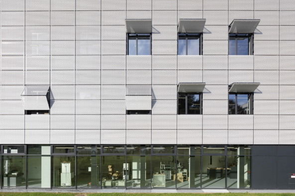 Baunetz, Architektur, Meldungen, Projekte, Deutschland, Stuttgart, Vaihingen, hammeskrause Architekten, DLR, Forschungsgebude, Deutsches Luft- und Raumfahrtzentrum, Laborgebude, Forschungszentrum, Kubus, Lochfassade, Klappschiebelden, Streckmetallfassade, Atrium, silberne Hlle, Dynamik