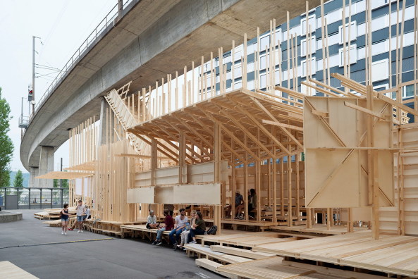 Baunetz, meldung, news, Z�rich, Schweiz, Swizerland, Pfingstweidstrasse, ALICE (Atelier de la Conception de l�Espace), Ecole Polytechnique F�d�rale de Lausanne, Universit�t Lausanne, ZHdK, Z�richer Hochschule der K�nste, collaborative design, collaborative construction, architecture, experimental, Experiment, House 2, Counter City, wood, installation, Elena Chiavi
