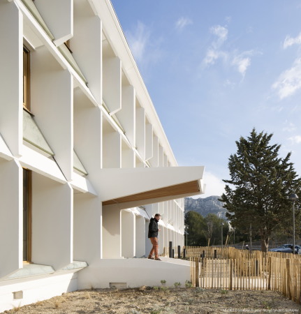 Cl�ment Guillaume, marseille, sanierung, erweiterung, modern, moderne, forschung, labor, forschungsgeb�ude, biologie, natur, landschaft, riegel, b�ro, fassade, sonnenschutz, skulptural, relief, fenster, verschattung, schatten, umwelt, umgebung, aussicht, riegel, Laure, L�toublon, Christophe, Monge, S�bastien Dupouy, sebastien, letoublon, letoublon dupouy / c. monge, frankreich, france, Luminy, nationalpark, sechziger