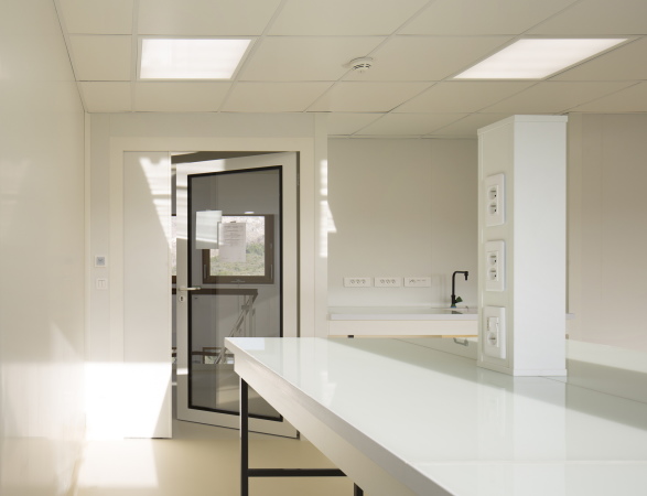 Cl�ment Guillaume, marseille, sanierung, erweiterung, modern, moderne, forschung, labor, forschungsgeb�ude, biologie, natur, landschaft, riegel, b�ro, fassade, sonnenschutz, skulptural, relief, fenster, verschattung, schatten, umwelt, umgebung, aussicht, riegel, Laure, L�toublon, Christophe, Monge, S�bastien Dupouy, sebastien, letoublon, letoublon dupouy / c. monge, frankreich, france, Luminy, nationalpark, sechziger