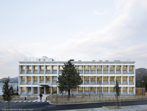 Cl�ment Guillaume, marseille, sanierung, erweiterung, modern, moderne, forschung, labor, forschungsgeb�ude, biologie, natur, landschaft, riegel, b�ro, fassade, sonnenschutz, skulptural, relief, fenster, verschattung, schatten, umwelt, umgebung, aussicht, riegel, Laure, L�toublon, Christophe, Monge, S�bastien Dupouy, sebastien, letoublon, letoublon dupouy / c. monge, frankreich, france, Luminy, nationalpark, sechziger
