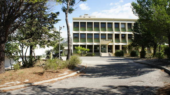 Cl�ment Guillaume, marseille, sanierung, erweiterung, modern, moderne, forschung, labor, forschungsgeb�ude, biologie, natur, landschaft, riegel, b�ro, fassade, sonnenschutz, skulptural, relief, fenster, verschattung, schatten, umwelt, umgebung, aussicht, riegel, Laure, L�toublon, Christophe, Monge, S�bastien Dupouy, sebastien, letoublon, letoublon dupouy / c. monge, frankreich, france, Luminy, nationalpark, sechziger