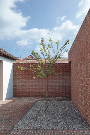Baunetz, Meldung, news, Jan Proska, Tschechien, Einfamilienhaus, Architektur, architecture, Wien, Backstein, Ziegel, Beton, rot, Flachbau, Wohnhaus, Prunky, Sdmhren, Bungalow, Backsteinhaus, Backsteingarten, Brick house, brick garden, Jakub Skokan und Martin Tuma, BoysPlayNice