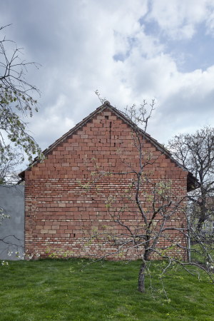Baunetz, Meldung, news, Jan Proska, Tschechien, Einfamilienhaus, Architektur, architecture, Wien, Backstein, Ziegel, Beton, rot, Flachbau, Wohnhaus, Prunky, Sdmhren, Bungalow, Backsteinhaus, Backsteingarten, Brick house, brick garden, Jakub Skokan und Martin Tuma, BoysPlayNice