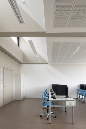 Baunetz, Meldung, news, Architektur, architecture, Schule, Mittelschule, Generalsanierung, Werneck, Schweinfurt, Bayern, Deutschland, Kleinstadt, Stahlbeton, Schulbau, Skelettbauweise, Umbau, Balthasar Neumann, Ortbetondecke, Waschbetonfassade, Beton, hjp architekten, Herbert Osel, Klassenzimmer, Flachbau, Stefan Meyer