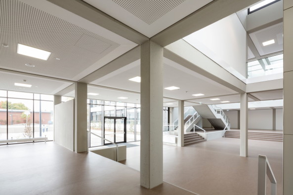 Baunetz, Meldung, news, Architektur, architecture, Schule, Mittelschule, Generalsanierung, Werneck, Schweinfurt, Bayern, Deutschland, Kleinstadt, Stahlbeton, Schulbau, Skelettbauweise, Umbau, Balthasar Neumann, Ortbetondecke, Waschbetonfassade, Beton, hjp architekten, Herbert Osel, Klassenzimmer, Flachbau, Stefan Meyer