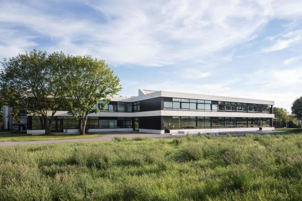 Baunetz, Meldung, news, Architektur, architecture, Schule, Mittelschule, Generalsanierung, Werneck, Schweinfurt, Bayern, Deutschland, Kleinstadt, Stahlbeton, Schulbau, Skelettbauweise, Umbau, Balthasar Neumann, Ortbetondecke, Waschbetonfassade, Beton, hjp architekten, Herbert Osel, Klassenzimmer, Flachbau, Stefan Meyer