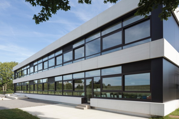 Baunetz, Meldung, news, Architektur, architecture, Schule, Mittelschule, Generalsanierung, Werneck, Schweinfurt, Bayern, Deutschland, Kleinstadt, Stahlbeton, Schulbau, Skelettbauweise, Umbau, Balthasar Neumann, Ortbetondecke, Waschbetonfassade, Beton, hjp architekten, Herbert Osel, Klassenzimmer, Flachbau, Stefan Meyer