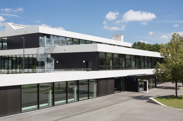 Baunetz, Meldung, news, Architektur, architecture, Schule, Mittelschule, Generalsanierung, Werneck, Schweinfurt, Bayern, Deutschland, Kleinstadt, Stahlbeton, Schulbau, Skelettbauweise, Umbau, Balthasar Neumann, Ortbetondecke, Waschbetonfassade, Beton, hjp architekten, Herbert Osel, Klassenzimmer, Flachbau, Stefan Meyer