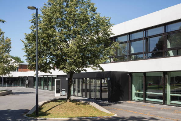 Baunetz, Meldung, news, Architektur, architecture, Schule, Mittelschule, Generalsanierung, Werneck, Schweinfurt, Bayern, Deutschland, Kleinstadt, Stahlbeton, Schulbau, Skelettbauweise, Umbau, Balthasar Neumann, Ortbetondecke, Waschbetonfassade, Beton, hjp architekten, Herbert Osel, Klassenzimmer, Flachbau, Stefan Meyer