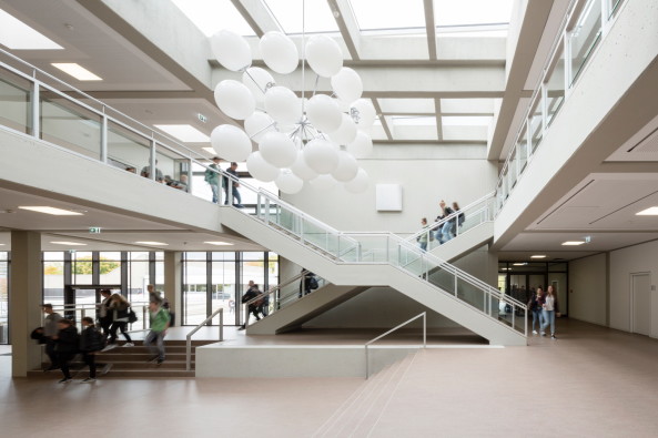 Baunetz, Meldung, news, Architektur, architecture, Schule, Mittelschule, Generalsanierung, Werneck, Schweinfurt, Bayern, Deutschland, Kleinstadt, Stahlbeton, Schulbau, Skelettbauweise, Umbau, Balthasar Neumann, Ortbetondecke, Waschbetonfassade, Beton, hjp architekten, Herbert Osel, Klassenzimmer, Flachbau, Stefan Meyer