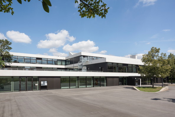 Baunetz, Meldung, news, Architektur, architecture, Schule, Mittelschule, Generalsanierung, Werneck, Schweinfurt, Bayern, Deutschland, Kleinstadt, Stahlbeton, Schulbau, Skelettbauweise, Umbau, Balthasar Neumann, Ortbetondecke, Waschbetonfassade, Beton, hjp architekten, Herbert Osel, Klassenzimmer, Flachbau, Stefan Meyer