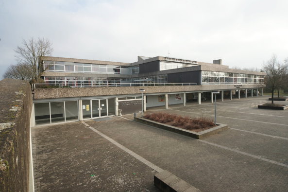 Baunetz, Meldung, news, Architektur, architecture, Schule, Mittelschule, Generalsanierung, Werneck, Schweinfurt, Bayern, Deutschland, Kleinstadt, Stahlbeton, Schulbau, Skelettbauweise, Umbau, Balthasar Neumann, Ortbetondecke, Waschbetonfassade, Beton, hjp architekten, Herbert Osel, Klassenzimmer, Flachbau, Stefan Meyer
