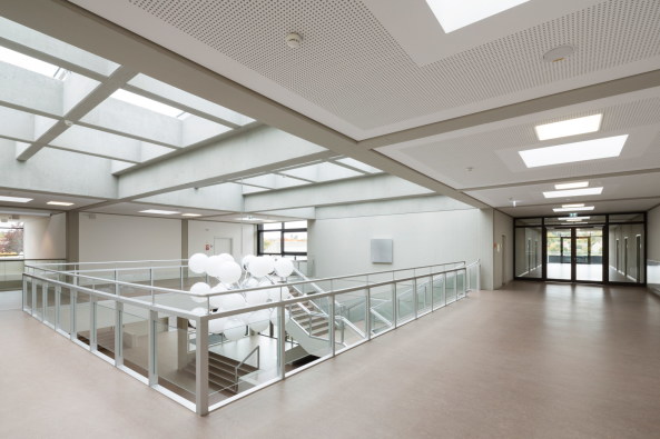 Baunetz, Meldung, news, Architektur, architecture, Schule, Mittelschule, Generalsanierung, Werneck, Schweinfurt, Bayern, Deutschland, Kleinstadt, Stahlbeton, Schulbau, Skelettbauweise, Umbau, Balthasar Neumann, Ortbetondecke, Waschbetonfassade, Beton, hjp architekten, Herbert Osel, Klassenzimmer, Flachbau, Stefan Meyer