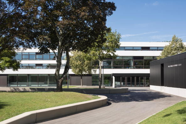 Baunetz, Meldung, news, Architektur, architecture, Schule, Mittelschule, Generalsanierung, Werneck, Schweinfurt, Bayern, Deutschland, Kleinstadt, Stahlbeton, Schulbau, Skelettbauweise, Umbau, Balthasar Neumann, Ortbetondecke, Waschbetonfassade, Beton, hjp architekten, Herbert Osel, Klassenzimmer, Flachbau, Stefan Meyer