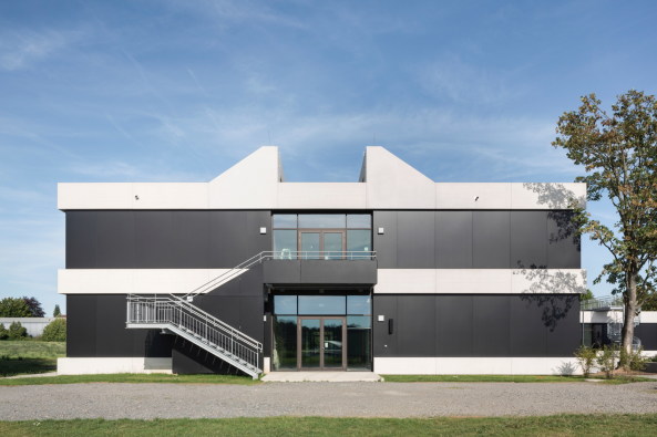 Baunetz, Meldung, news, Architektur, architecture, Schule, Mittelschule, Generalsanierung, Werneck, Schweinfurt, Bayern, Deutschland, Kleinstadt, Stahlbeton, Schulbau, Skelettbauweise, Umbau, Balthasar Neumann, Ortbetondecke, Waschbetonfassade, Beton, hjp architekten, Herbert Osel, Klassenzimmer, Flachbau, Stefan Meyer