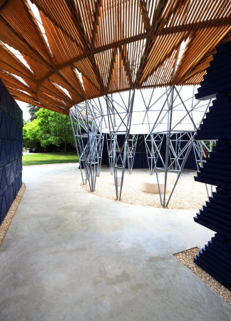 Baunetz, Meldung, Architektur, architecture, Serpentine Pavilion, Pavillon, Francis Kr, Berlin, 2017, roof, Dach, blau, blue, Baum, tree, Afrika, african, Regen, rain, Wasserfall, water fall, Iwan Baan, Jim Stephenson, Thomas Spier, AECOM