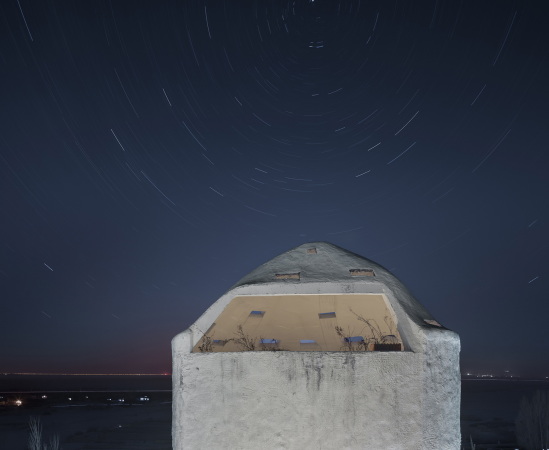 Architektur, Baunetz, Meldungen, Projekte, China, Westchina, Western Ecological Environment Research Center, Urumqi, Tuoli, Dong Zhuang building, Xinjiang Wind Architectural Design & Research Institute, yudian design, Museum of Western Regions, 2016, stone, Stein, W�ste Gobi, Zement, Sand, rebar, Betonstahl, Keramikziegel, Glas, traditionelle Technik, container, protection