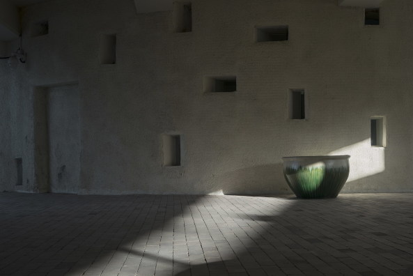 Architektur, Baunetz, Meldungen, Projekte, China, Westchina, Western Ecological Environment Research Center, Urumqi, Tuoli, Dong Zhuang building, Xinjiang Wind Architectural Design & Research Institute, yudian design, Museum of Western Regions, 2016, stone, Stein, W�ste Gobi, Zement, Sand, rebar, Betonstahl, Keramikziegel, Glas, traditionelle Technik, container, protection