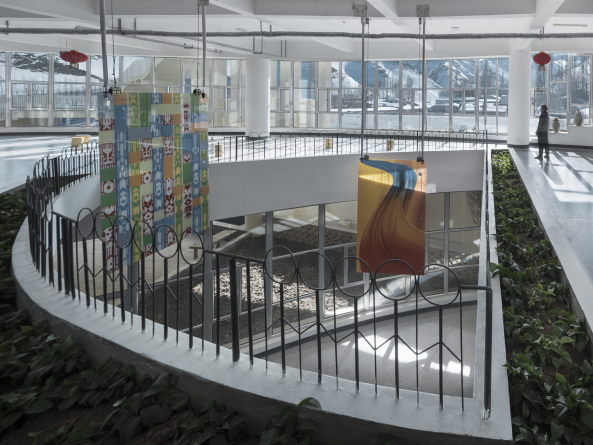 Architektur, Baunetz, Meldungen, Projekte, China, Westchina, Western Ecological Environment Research Center, Urumqi, Tuoli, Dong Zhuang building, Xinjiang Wind Architectural Design & Research Institute, yudian design, Museum of Western Regions, 2016, stone, Stein, W�ste Gobi, Zement, Sand, rebar, Betonstahl, Keramikziegel, Glas, traditionelle Technik, container, protection