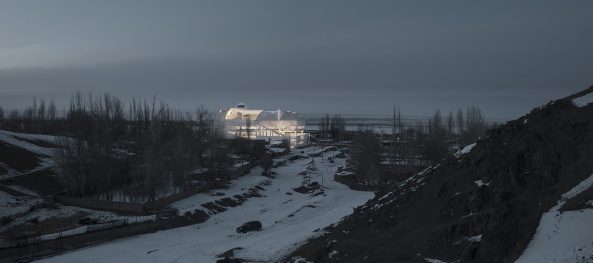 Architektur, Baunetz, Meldungen, Projekte, China, Westchina, Western Ecological Environment Research Center, Urumqi, Tuoli, Dong Zhuang building, Xinjiang Wind Architectural Design & Research Institute, yudian design, Museum of Western Regions, 2016, stone, Stein, W�ste Gobi, Zement, Sand, rebar, Betonstahl, Keramikziegel, Glas, traditionelle Technik, container, protection