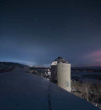 Architektur, Baunetz, Meldungen, Projekte, China, Westchina, Western Ecological Environment Research Center, Urumqi, Tuoli, Dong Zhuang building, Xinjiang Wind Architectural Design & Research Institute, yudian design, Museum of Western Regions, 2016, stone, Stein, W�ste Gobi, Zement, Sand, rebar, Betonstahl, Keramikziegel, Glas, traditionelle Technik, container, protection