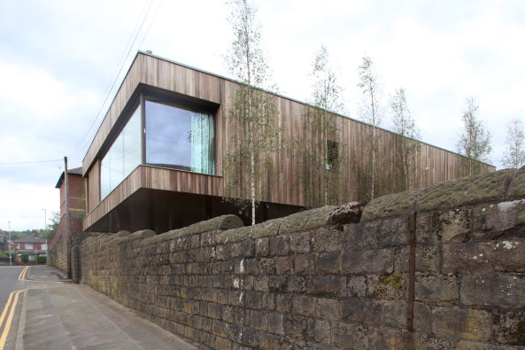 Baunetz, Architektur, architecture, 2017, Oldham, hospital, Krankenhaus, crosslaminated timber, CLT, kreuzweise verleimt, Brettschichtholz, tulipwood, Tulpenbaum, USA, Amerika, Maggies, cancer, Krebs, Holz, wood, Great Britain, Grobritannien, England, Royal Oldham Hospital, Charles Jencks, dRMM, Alex de Rijke, Jasmine Sohi, Tony Barwell, Jon Cardwell, Petra Blaisse, Jinny Blom, Rupert Muldoon, Maggie Kendricks Jencks, landscape, piloti, Sttzen, Landschaft, Garten, garden, Krankheit, illness, Gesundheit, health