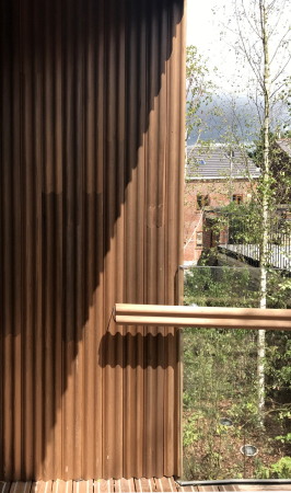 Baunetz, Architektur, architecture, 2017, Oldham, hospital, Krankenhaus, crosslaminated timber, CLT, kreuzweise verleimt, Brettschichtholz, tulipwood, Tulpenbaum, USA, Amerika, Maggie�s, cancer, Krebs, Holz, wood, Great Britain, Gro�britannien, England, Royal Oldham Hospital, Charles Jencks, dRMM, Alex de Rijke, Jasmine Sohi, Tony Barwell, Jon Cardwell, Petra Blaisse, Jinny Blom, Rupert Muldoon, Maggie Kendricks Jencks, landscape, piloti, St�tzen, Landschaft, Garten, garden, Krankheit, illness, Gesundheit, health