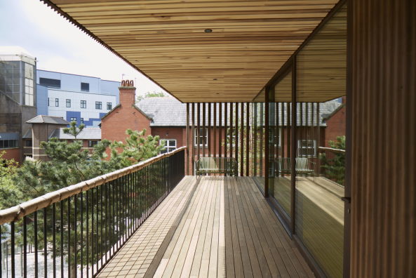 Baunetz, Architektur, architecture, 2017, Oldham, hospital, Krankenhaus, crosslaminated timber, CLT, kreuzweise verleimt, Brettschichtholz, tulipwood, Tulpenbaum, USA, Amerika, Maggies, cancer, Krebs, Holz, wood, Great Britain, Grobritannien, England, Royal Oldham Hospital, Charles Jencks, dRMM, Alex de Rijke, Jasmine Sohi, Tony Barwell, Jon Cardwell, Petra Blaisse, Jinny Blom, Rupert Muldoon, Maggie Kendricks Jencks, landscape, piloti, Sttzen, Landschaft, Garten, garden, Krankheit, illness, Gesundheit, health