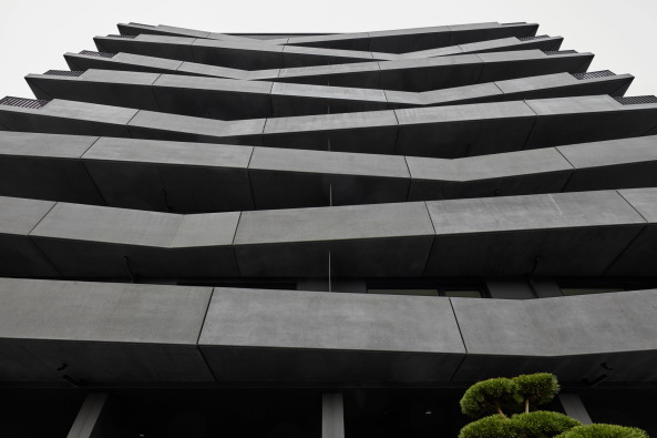 Baunetz, Meldung, Architektur, Dresden, Wohnhaus, Hochbau, Wohnturm, schwarz, Leinert Lorenz Architekten, Brgerwiese, Wohnhochhaus, Gret Palucca, Mietwohnung, gesuerter Beton, Betonfertigteile