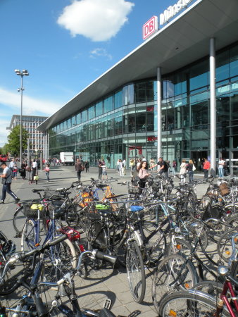 Mnster ist eine Fahrradstadt, das zeigt sich unter anderem am Bahnhofsvorplatz.